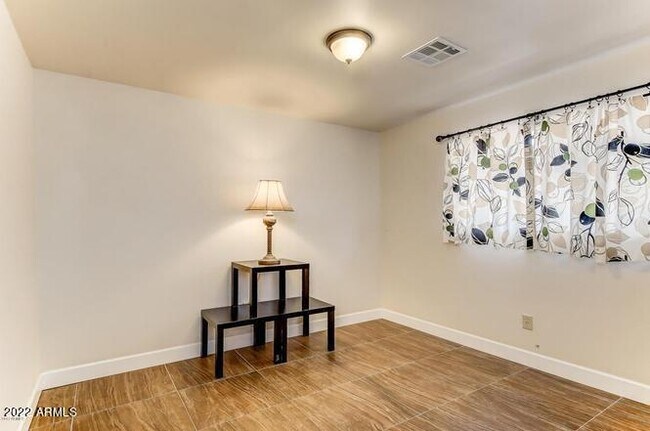 Building Photo - 137 E Fremont Dr