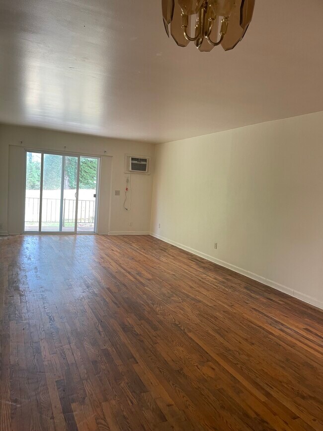 Living room - 2660 Vera Ave