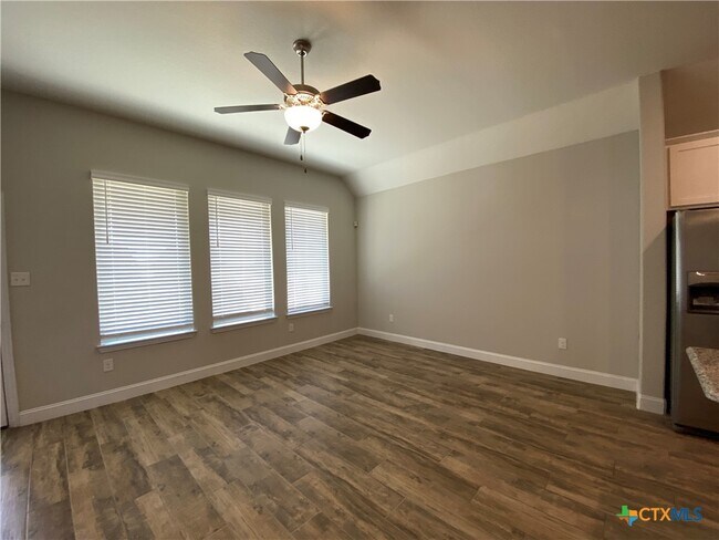 Building Photo - 1331 Hillsong St