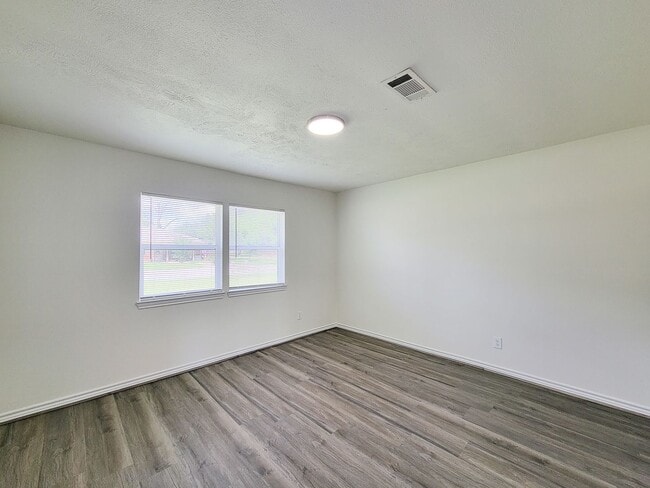 Building Photo - This fully renovated 3-bedroom, 2-bath home features a modern kitchen, large master suite with a ...