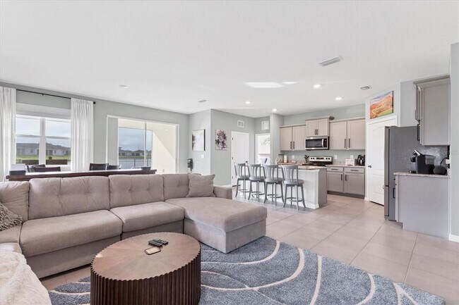 Building Photo - 5733 Silver Palm Blvd