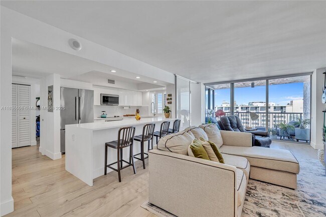Primary Photo - 2655 Collins Ave