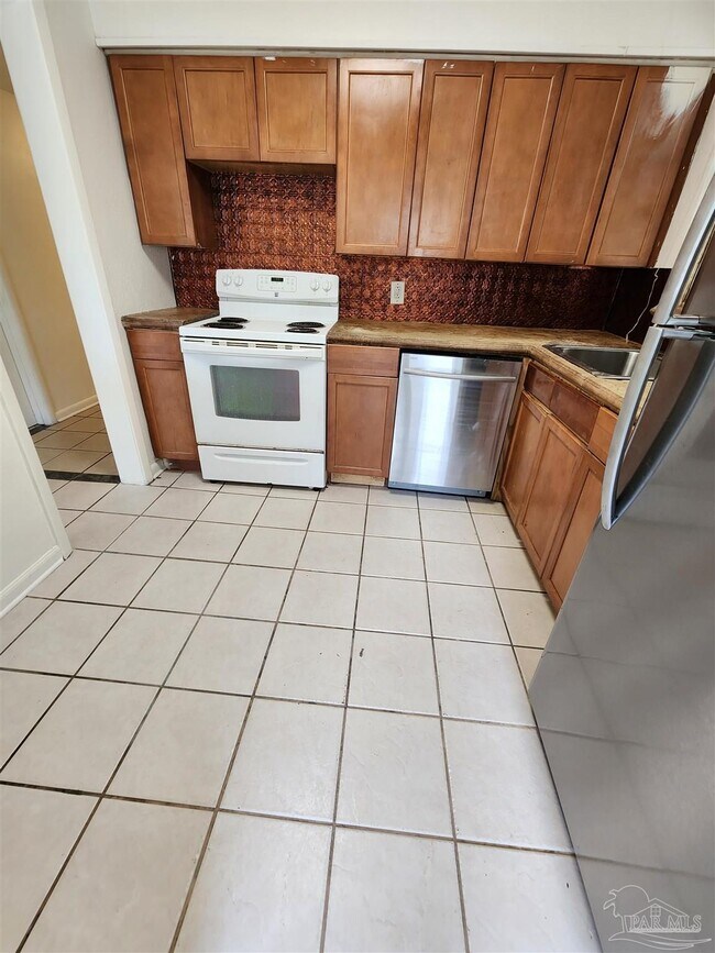 Building Photo - 605 Edison Dr