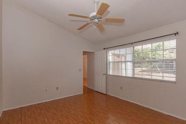 Building Photo - 2bedroom 2 bath townhouse with 2 car garage