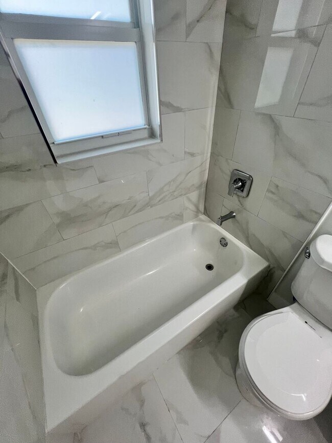 Building Photo - NEWLY RENOVATED 3 BEDROOM 2 BATH HOME- TIL...