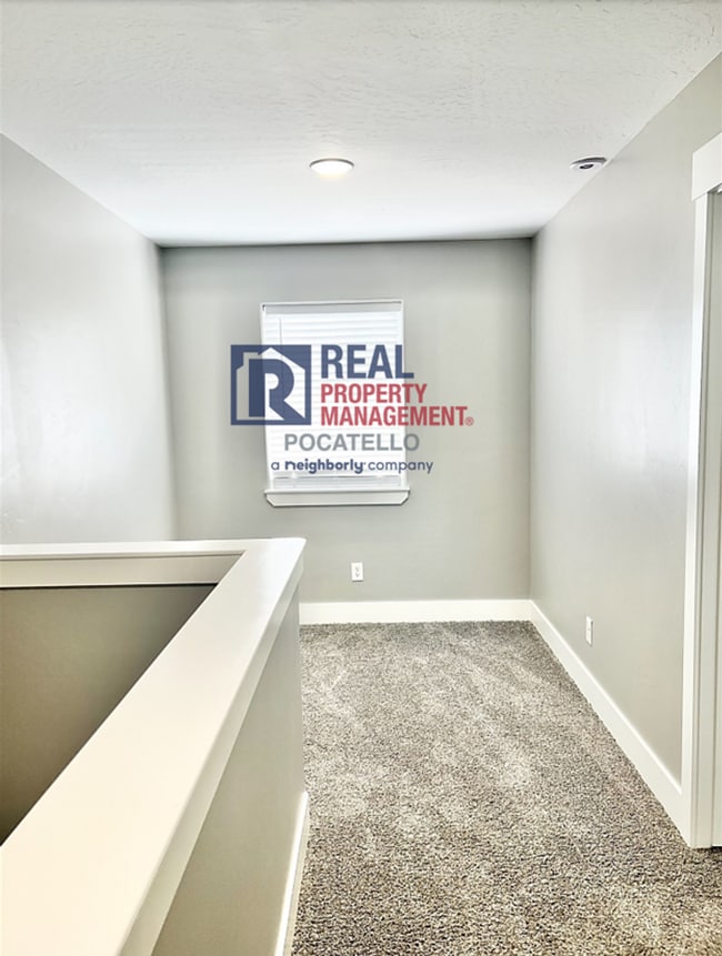 Building Photo - 3 Bedroom 2.5 Bathroom Town Home - 1 Car Garage - Small dog allowed