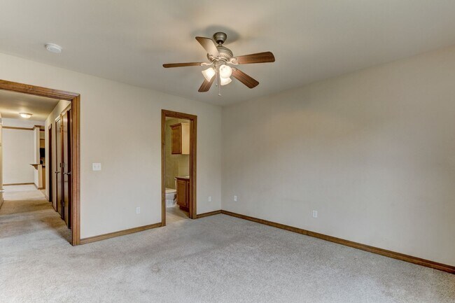 Building Photo - $500 Off First Month's Rent Move In Special!! Duplex in Yukon, Available Now!