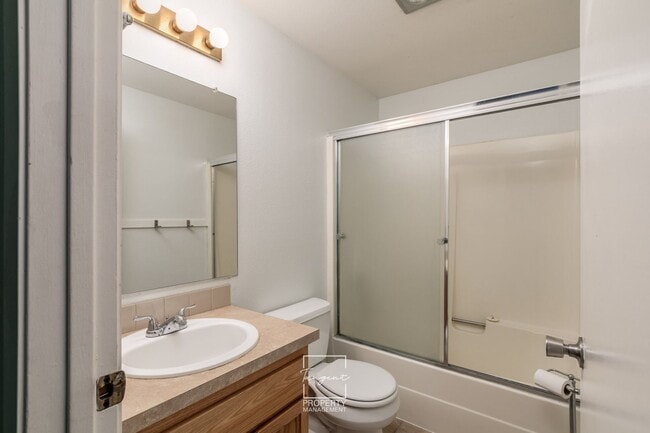 Building Photo - Irvington 2 BR - Great Location, Great Space!
