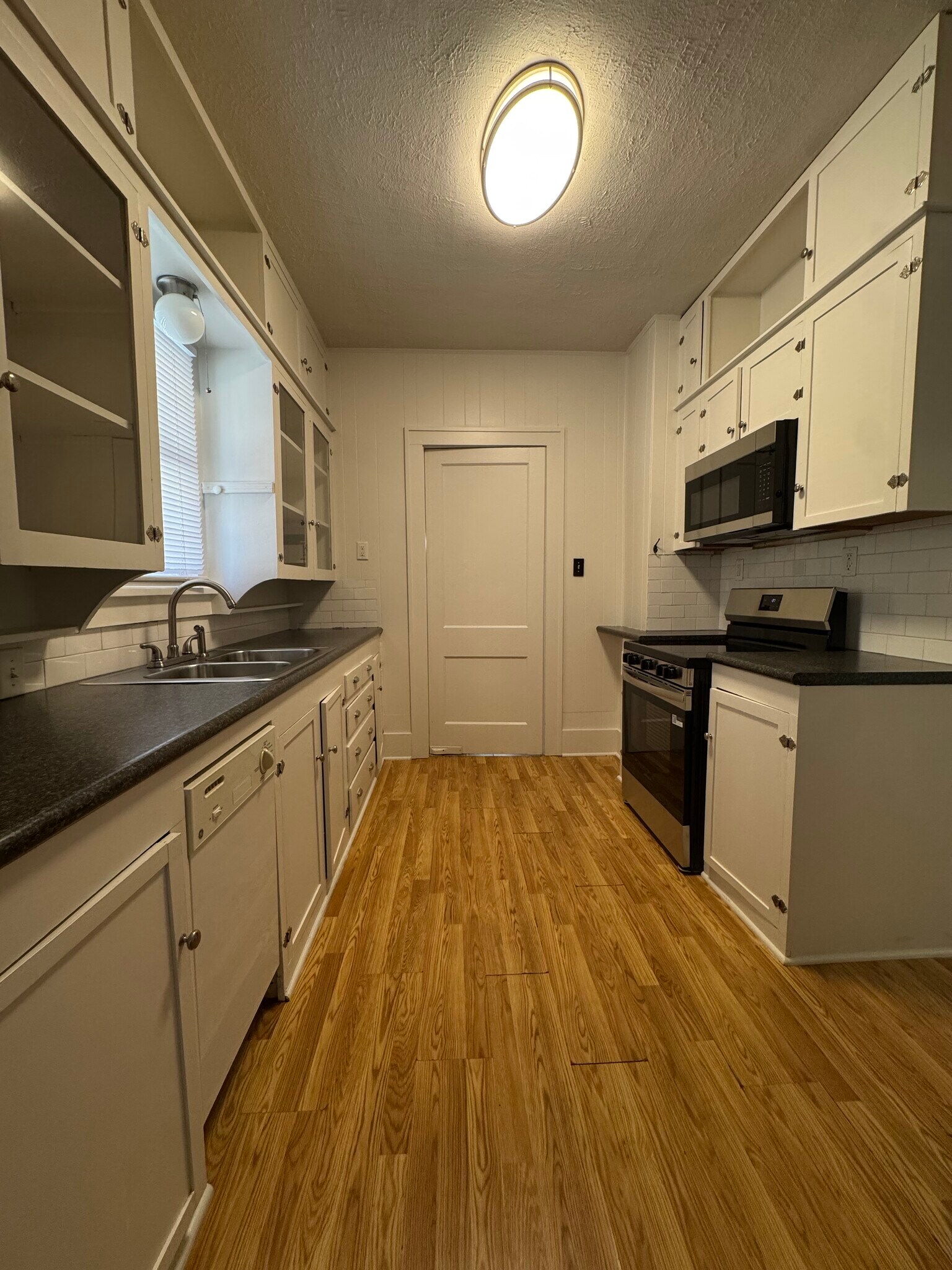 Building Photo - 233 N Poplar Ave