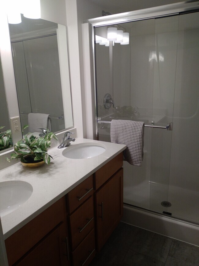 Building Photo - 2741 Hidden Dr