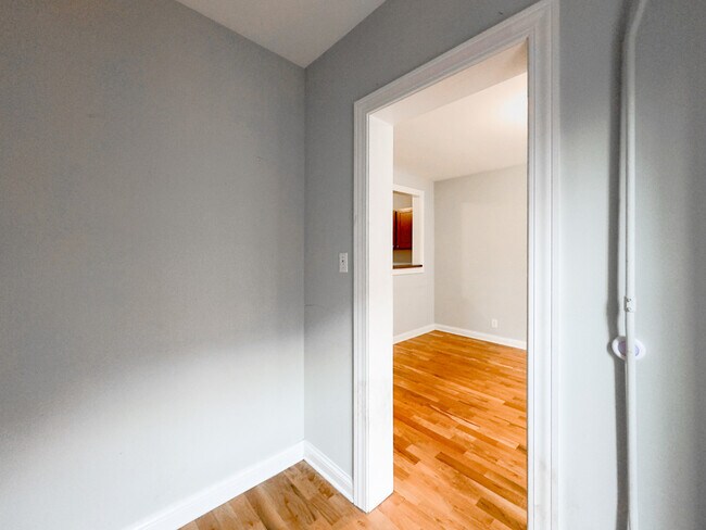 Building Photo - 4424 N Wolcott Ave