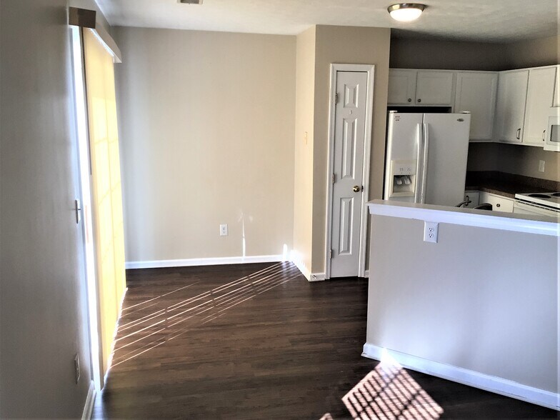 Building Photo - 2456 Miami Village Dr