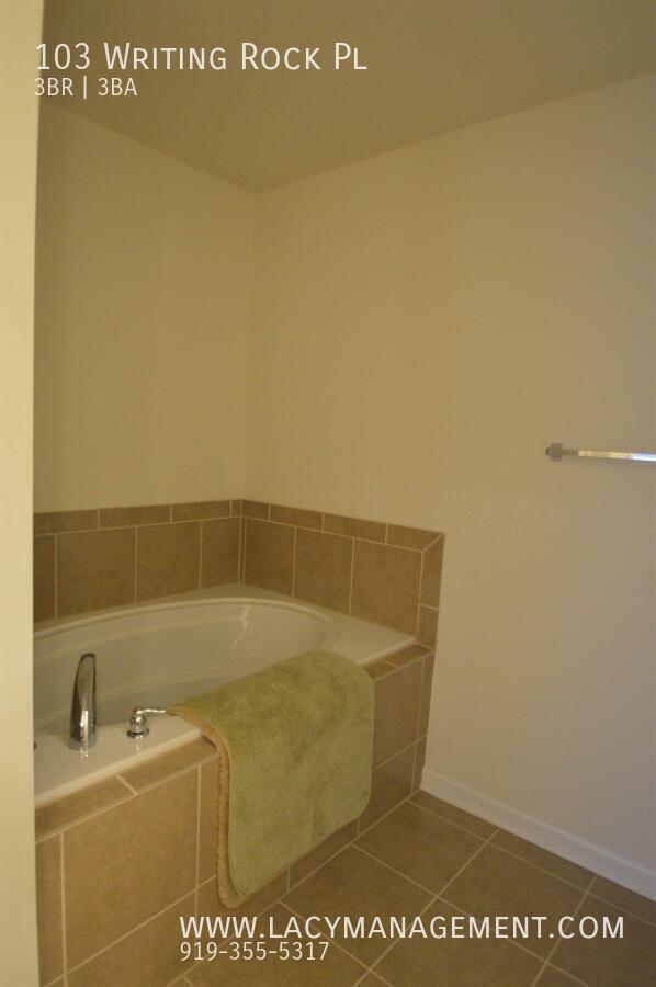 Building Photo - 103 Writing Rock Pl