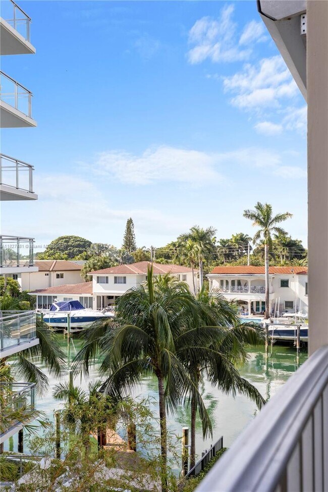 Building Photo - 9440 W Bay Harbor Dr