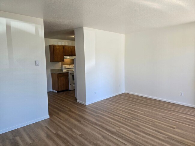 Building Photo - *!*!* Ground Floor Pet Friendly 1 Bedroom ...