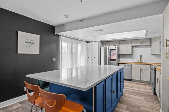 Building Photo - 1520 Shaker Cir