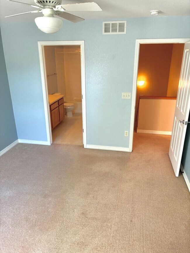 Building Photo - Beautiful and Spacious 3 Bed, 3.5 Bath Townhome in SE Fort Collins. Detached 1 Car Garage. Water/...