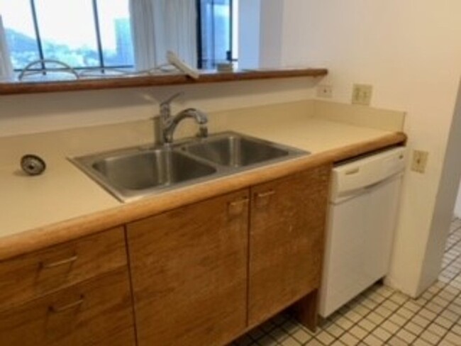 Building Photo - Honolulu Tower - 1 bedroom, 1 bath condo w...