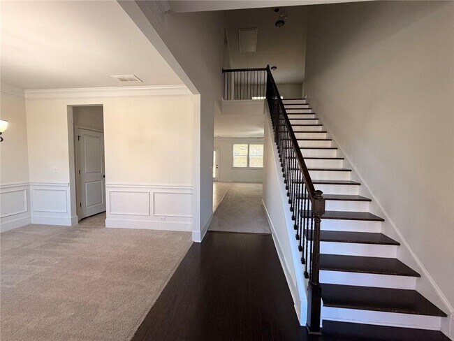 Building Photo - 235 Broadmoor Dr