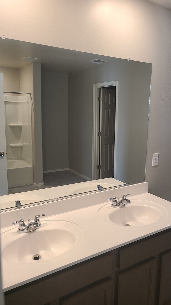 Building Photo - 1541 E Elegante Dr