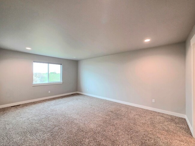 Building Photo - Single Family Home w/ Private Yard + Garage – Available Now!