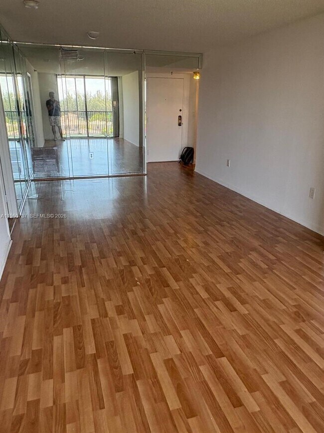 Building Photo - 900 NE 195th St