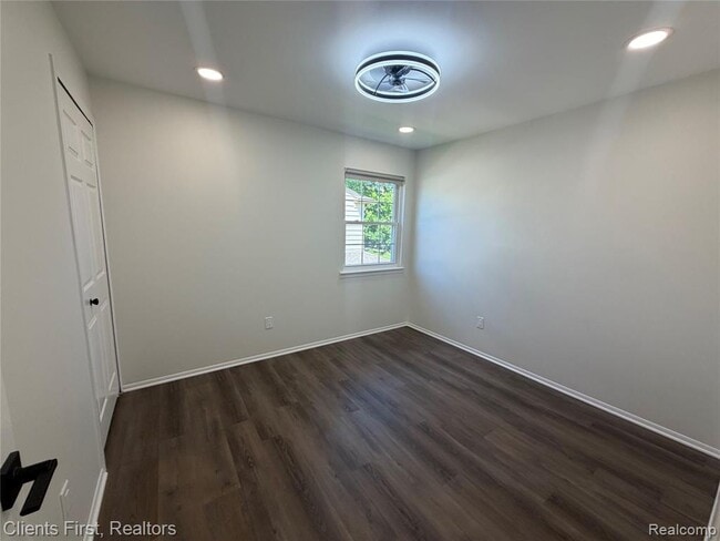 Building Photo - 204 Princeton Dr