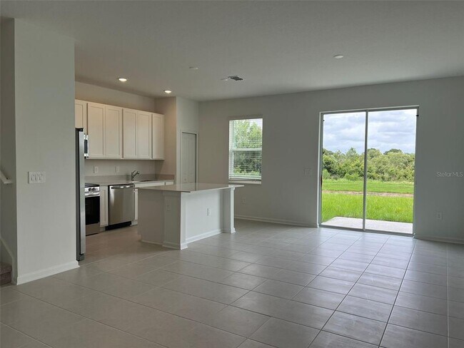 Building Photo - 3066 Chantilly Dr