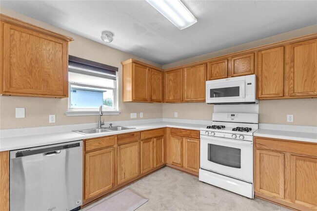 Building Photo - 3730 Castle Rock Dr