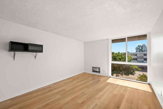Building Photo - 3050 Rue D’Orleans
