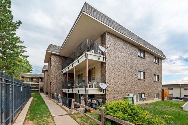 Building Photo - Updated 1 Bedroom Condo in Denver | Renovated Kitchen, Spacious Layout & Great Location