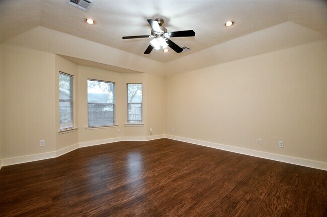 Building Photo - 5211 Holly View Dr
