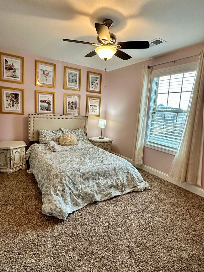 Building Photo - Pet Friendly Three Bedroom with Bonus!