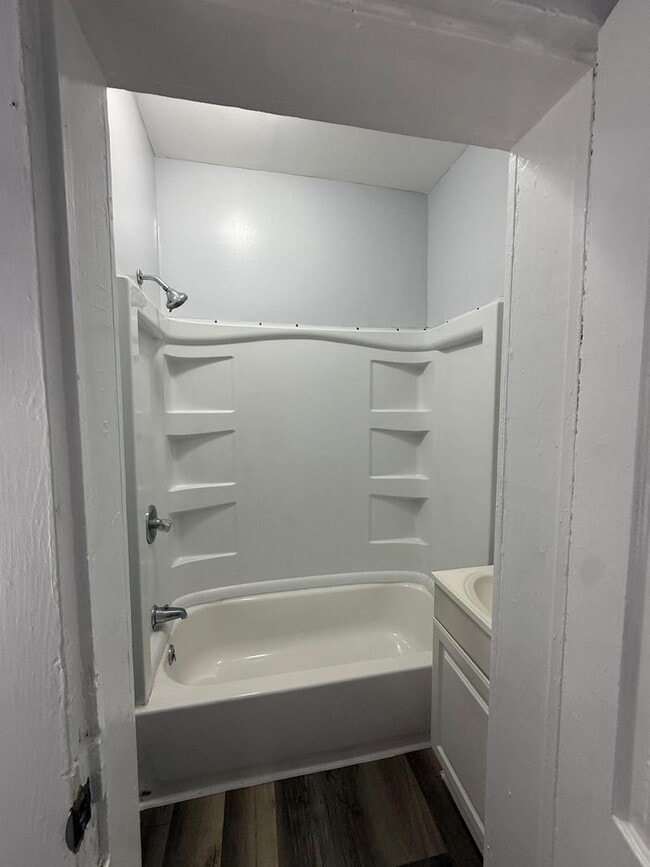 Building Photo - 140 E 5th St