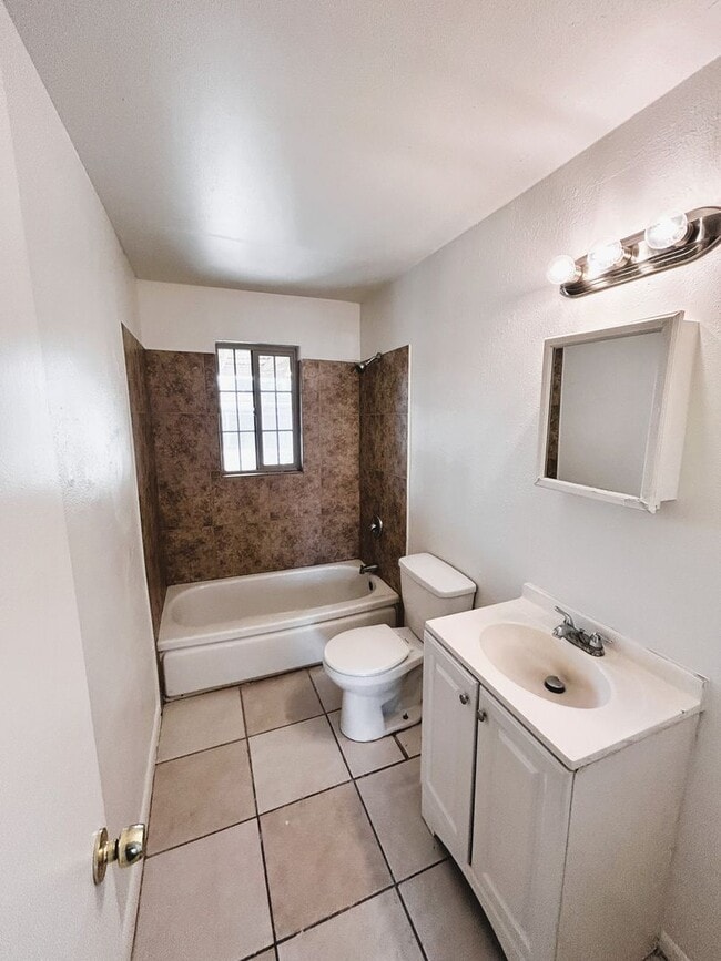 Building Photo - 3 bed 2 bath home with Garage