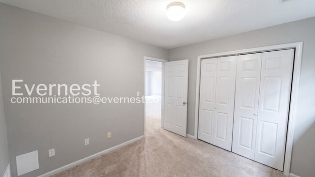 Building Photo - 5 Bed, 3 Bath Home with Fenced Yard & Garage / Pet-Friendly / Available Now!