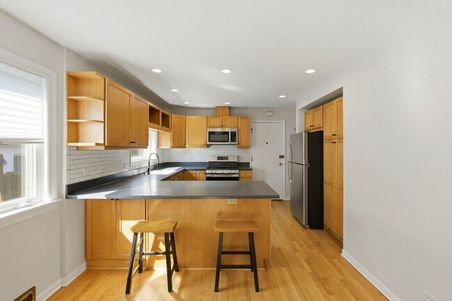 Building Photo - 556 Barton Ave