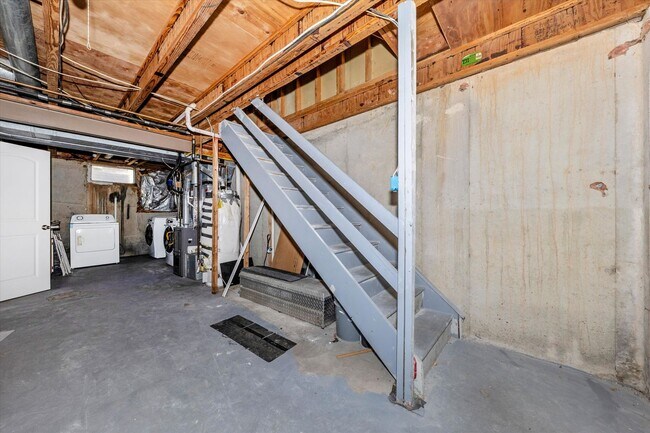 Building Photo - Churchill Town Rental