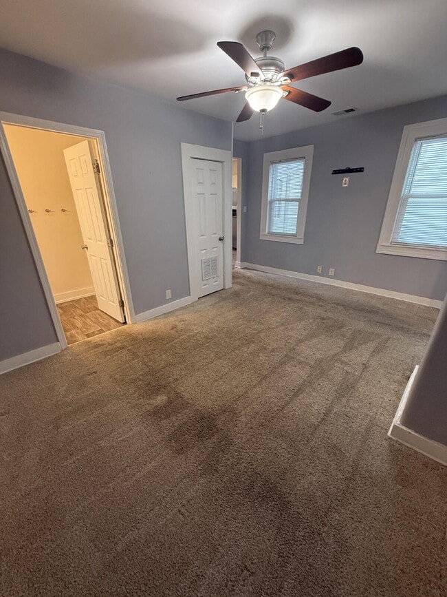 Building Photo - 2 bedroom, 1 bathroom House deep in the heart of the Highlands.