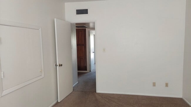 Building Photo - BEAUTIFUL TOWNHOUSE IN GATED COMMUNITY!
