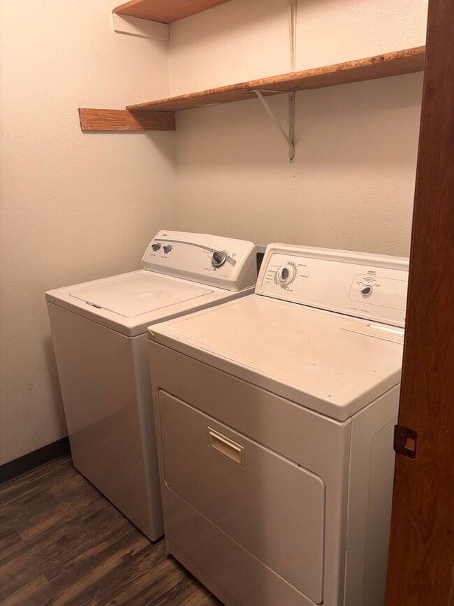 Building Photo - Wonderful 2 Bedroom Condo With In-Unit Was...