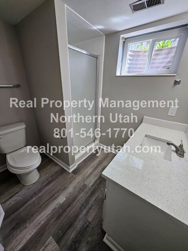 Building Photo - Lovely 5 Bedroom Home in Layton Available Now!