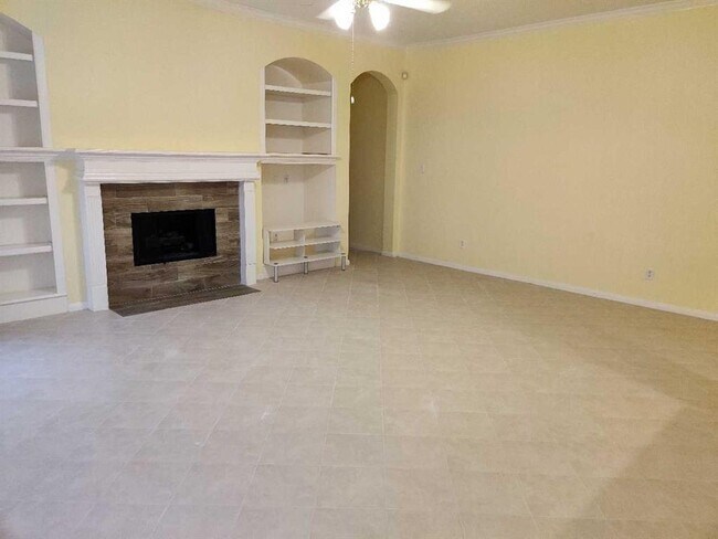 Building Photo - 215 Heathbrook Ln