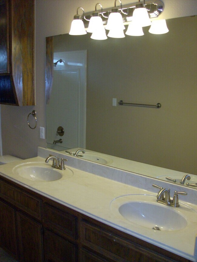 Building Photo - Gorgeous 2 bed/2 bath near Bunny Trail in ...