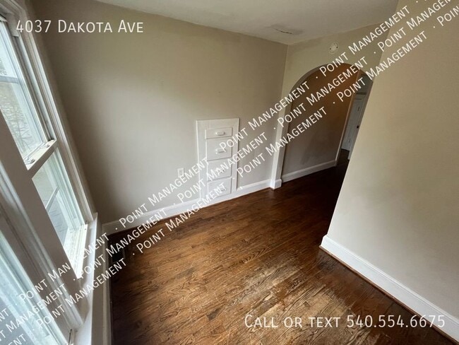 Building Photo - 4 bed 1 bath with Backyard space