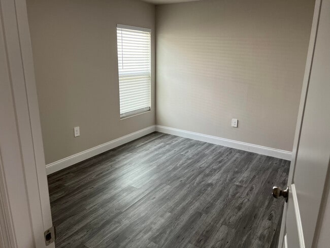 Building Photo - 850 San Filippo Dr SE