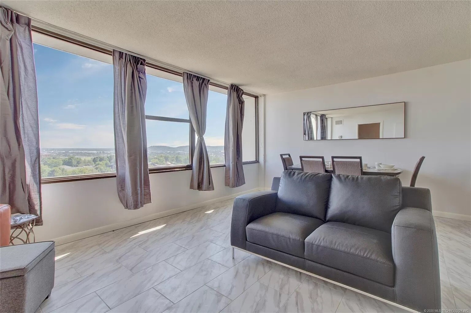 Building Photo - 410 W 7th St #1521