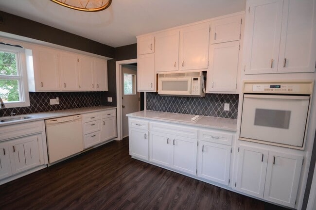 Building Photo - Ranch style home with incredible updates throughout!
