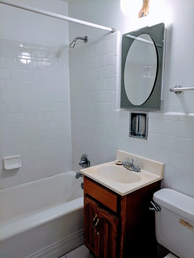 Building Photo - Spacious 3bdrm/2bth Home Located in a Well Established Neighborhood in Richmond's West End  Conve...