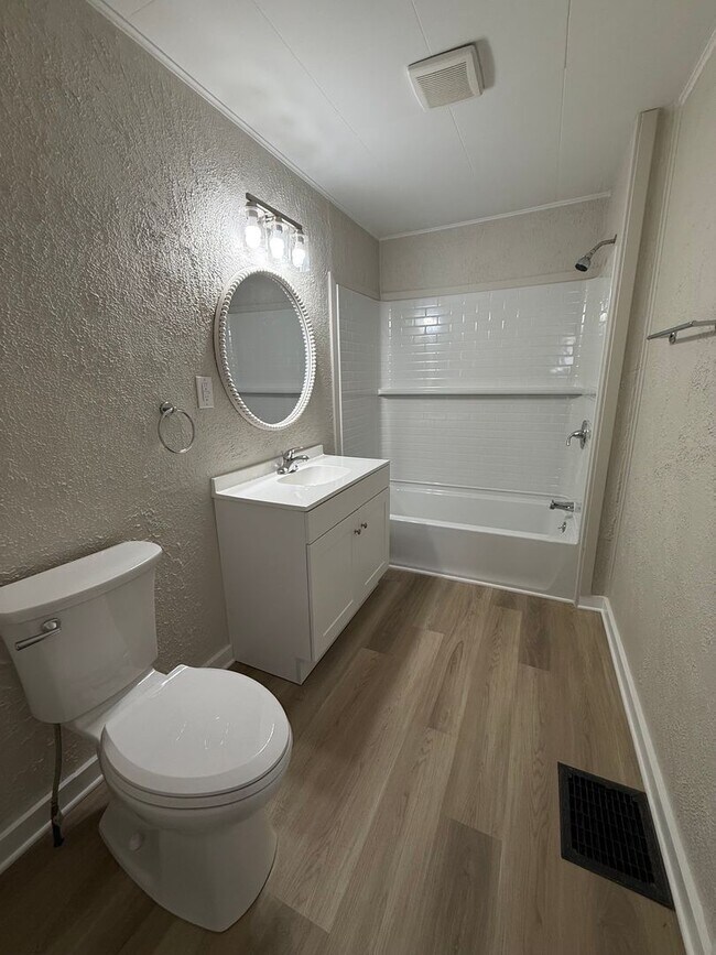 Building Photo - 3 Bedroom - Renovated - Exquisite